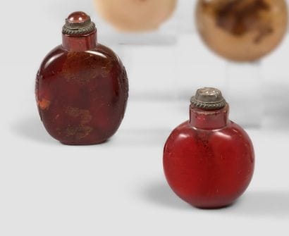 Deux flacons tabatières, l’un en ambre de...