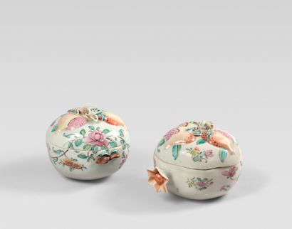 Paire de terrines couvertes, en porcelaine...