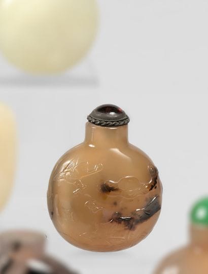 Flacon en agate, à décor incisé en léger...