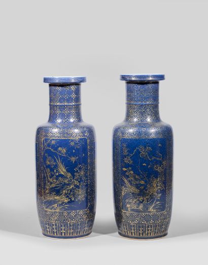 Paire de vases de forme rouleau en porcelaine...