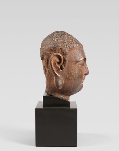 Tête de Bouddha en pierre de teinte brun-rouge,...