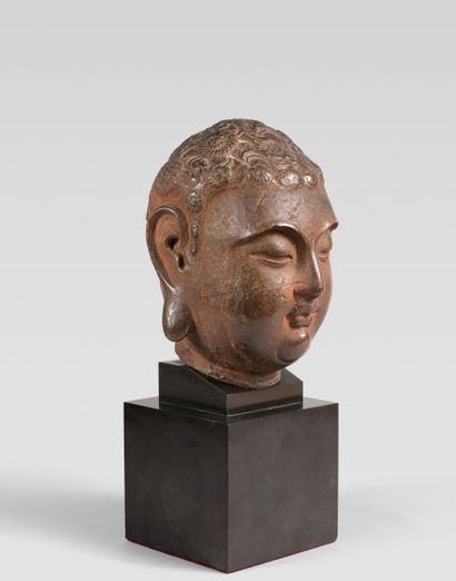 Tête de Bouddha en pierre de teinte brun-rouge,...