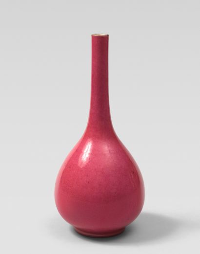 Vase piriforme, à long col en porcelaine...