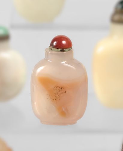 Flacon tabatière en agate blonde, la panse...