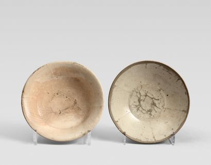 Deux coupelles en porcelaine émaillée crème...