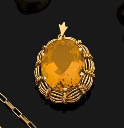 Pendentif en or serti d’une citrine facettée,...