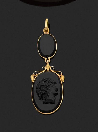 Pendentif en or serti de deux médaillons...