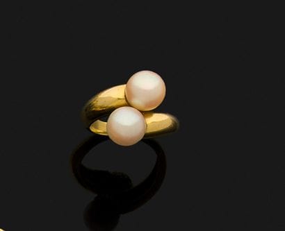 Bague croisée en or sertie de deux perles.
Poids...
