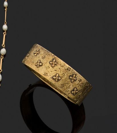 Bracelet rigide en vermeil à décor gravé...