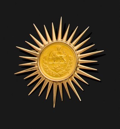 Broche soleil en or sertie d’une pièce iranienne...
