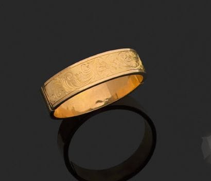 Bracelet rigide en or (18K) gravé de fleurettes...