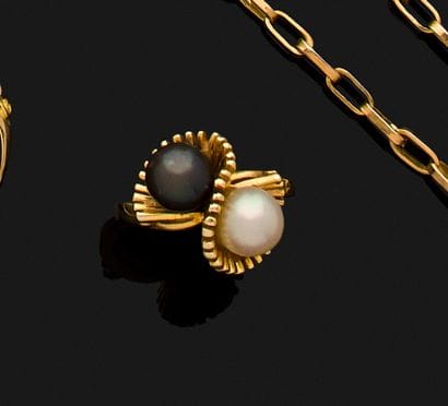Bague croisée en or sertie de deux perles...