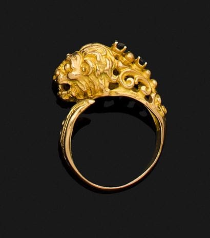 Bague lion en or ciselé à jours, sertie de...