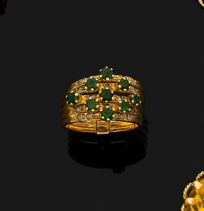 Bague cinq anneaux en or sertie de neuf pierres...