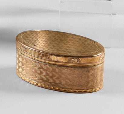 Oval pomponne box with guilloché scale decoration,...