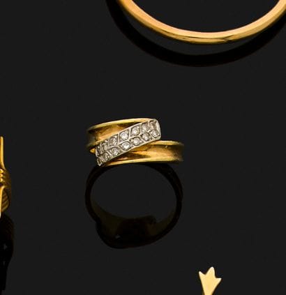 Bague croisée en or sertie de quatorze petits...