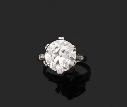 Ring in 750 thousandths white gold with a...