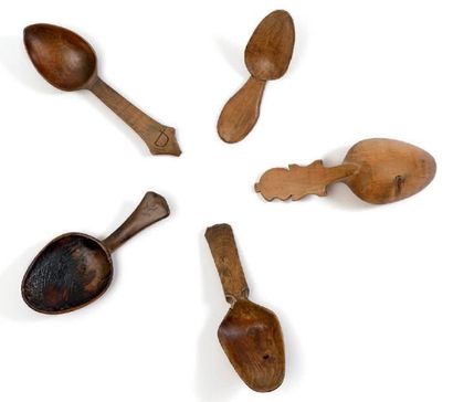 69 Cinq cuillères en bois d'essences diverses....