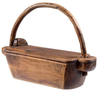 Boîte à sel monoxyle en pin. Le couvercle...