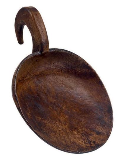 Cuillère à écrémer en érable, de forme discoïdale...