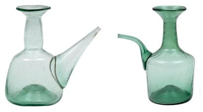 Deux porrons en verre bleu vert transparent....