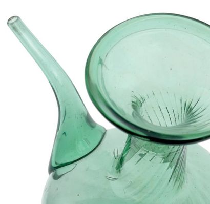 Deux porrons en verre bleu vert transparent....