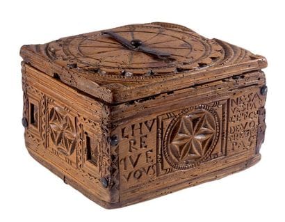 Exceptionnel coffret à secret en pin cembro,...