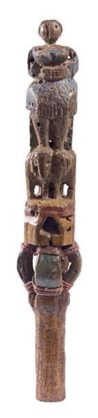 Petite quenouille en bois sculpté polychrome,...