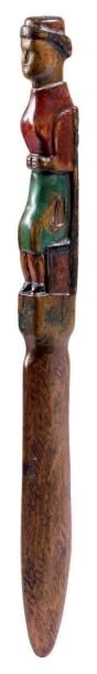 Affiquet en bois polychrome sculpté d'une...