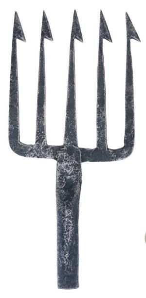 Quatre foënes en fer forgé ou acier et laiton....