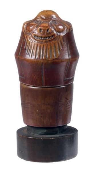 Mortier à tabac en hêtre teinté et sculpté...