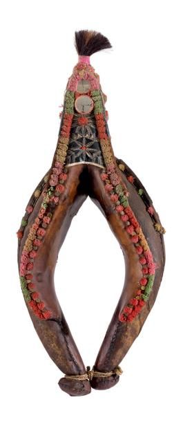 Collier de cheval en cuir. Il est surmonté...