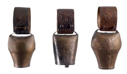Trois colliers pour ovins de forme ronde,...