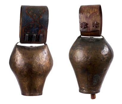 Deux colliers pour ovins de forme ronde,...