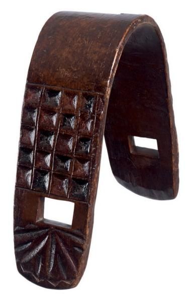 Quatre colliers pour caprins en noyer ou...