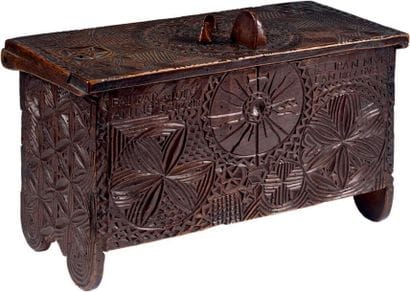Remarquable coffret à secret en noyer, avec...