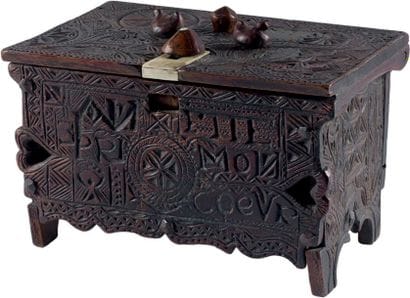 Exceptionnel coffret à secret en noyer sculpté,...
