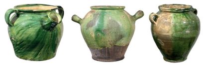 Trois pots en terre rosée à glaçure verte,...