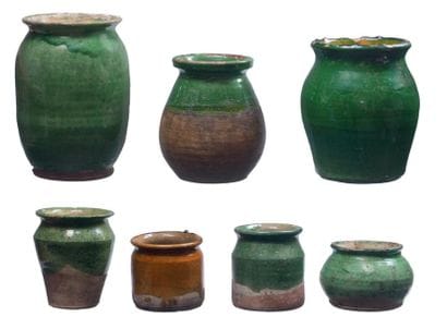 Sept petits pots à réserves en terre vernissée...