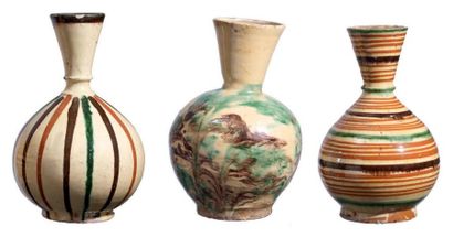 Trois carafes dites gargoulettes en terre...