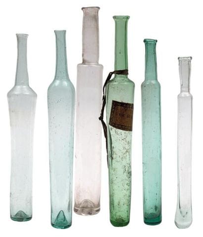 Six fioles à échantillon de parfum en verre...