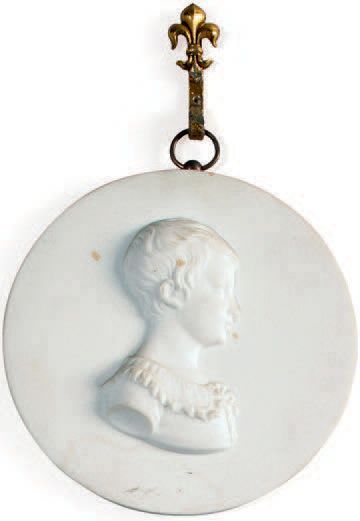 HENRI, duc de Bordeaux
Médaillon pendentif...