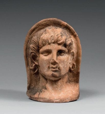 ANTEFIXE.
Tête d'un jeune éphèbe
Terre cuite...