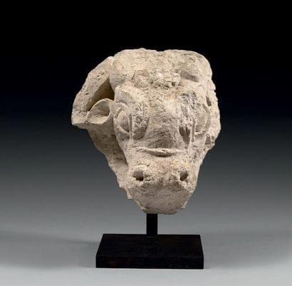 MÉDAILLON orné en relief d'une tête de taurillon.
Stuc...