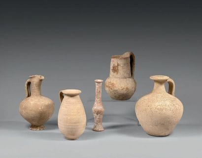 CINQ VASES à anse dont une oenochoé à bec...