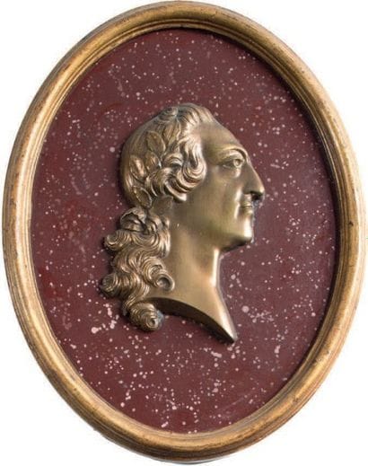 LOUIS XV, roi de France
Médaillon à suspendre...