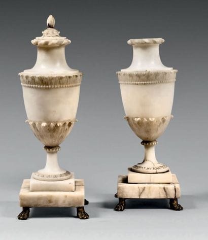 Paire de vases ovoïdes en albâtre mouluré...