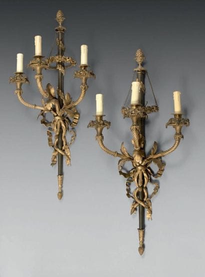 Paire d'appliques en bronze ciselé doré et...
