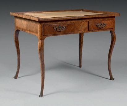 Petit bureau plat ouvrant à deux tiroirs...
