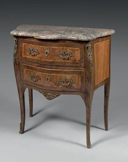 Commode sauteuse à façade et côtés galbés...